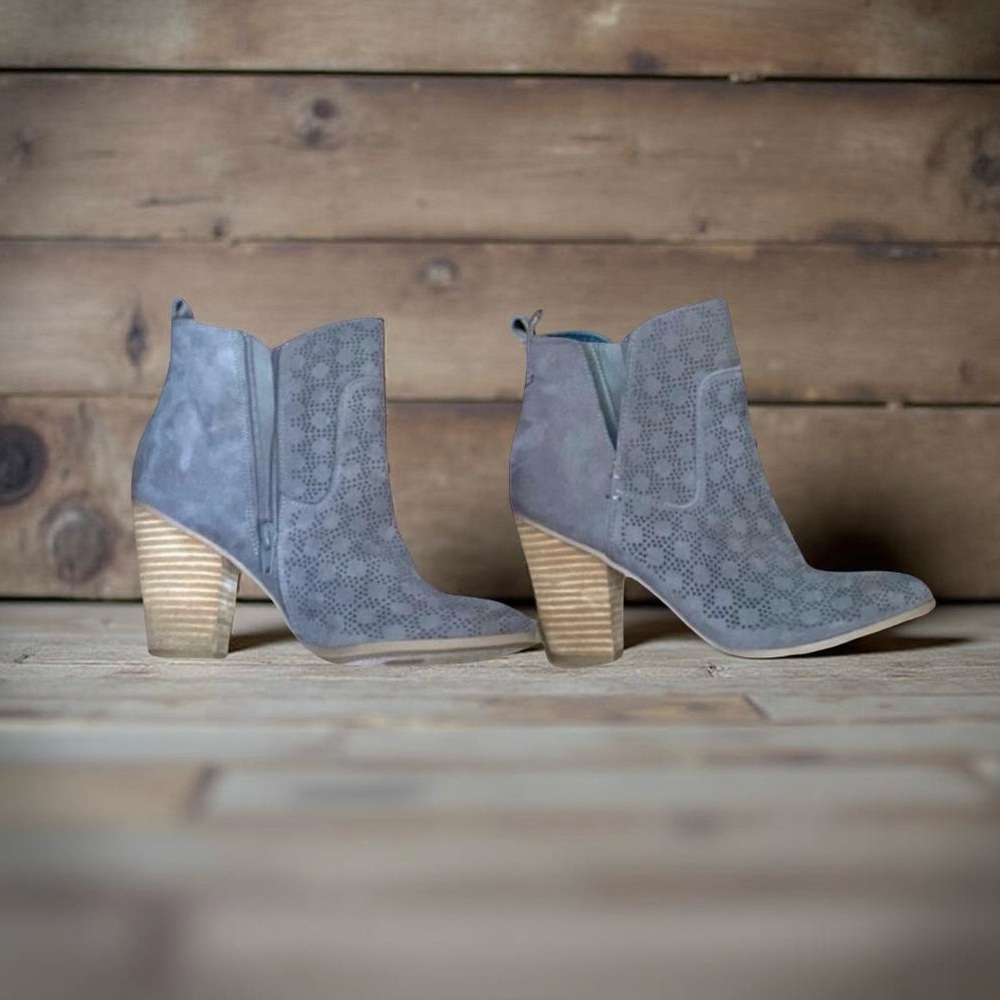 Carlos Santana “Holly” Booties Gray Size 8